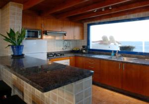 Kuchyňa alebo kuchynka v ubytovaní Casa Esquina del Mar + 34 fotografií
