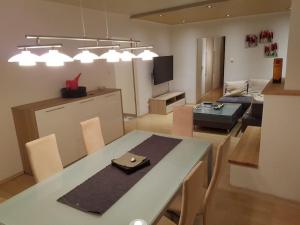 TV a/nebo společenská místnost v ubytování Esslinger Hauptstr Spacious apartment with loggia