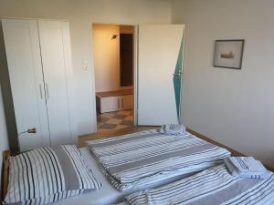 Postel nebo postele na pokoji v ubytování Esslinger Hauptstr Spacious apartment with loggia