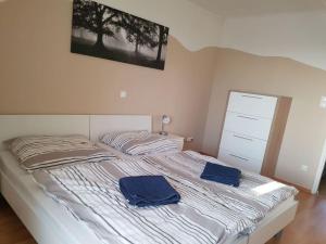 Postel nebo postele na pokoji v ubytování Esslinger Hauptstr Spacious apartment with loggia