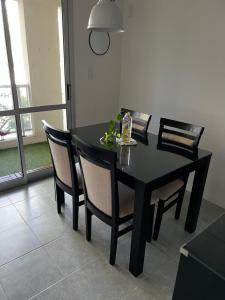 薩爾塔的住宿－Talavera 480，黑色餐桌,配有椅子和灯