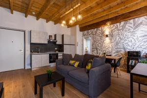 a living room with a couch and a table at Magenta 4 in Bollate