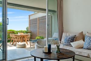 sala de estar con sofá y mesa en Sea Breeze Retreat, en Cap d'Ail