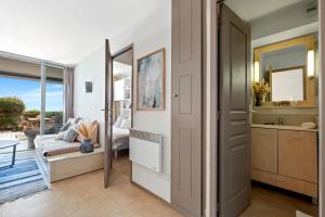 1 dormitorio con una puerta que conduce a la sala de estar en Sea Breeze Retreat, en Cap d'Ail