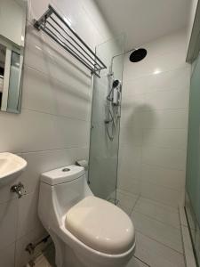 une salle de bain blanche avec toilettes et douche dans l'établissement Family Duplex Penthouse 3 Bedroom The Wave Residence 8-9pax, à Malacca 19 autres photos