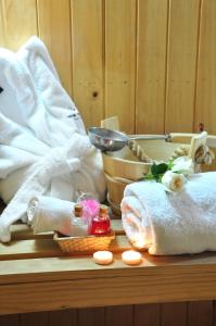 a wooden table with towels and cosmetics on it at Hotel Casino Talca in Talca