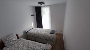 sypialnia z 2 łóżkami i oknem w obiekcie B&B Sabai Sabai Amsterdam w Amsterdamie
