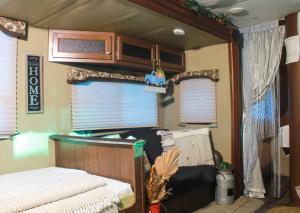 1 dormitorio con 1 cama en una habitación con ventanas en Brisas de Isabela Cozy Glamper 1, en Isabela