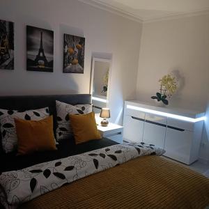 1 dormitorio con cama y mesa con espejo en BELWEDER, en Nysa