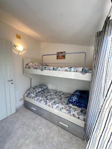 ein kleines Schlafzimmer mit zwei Etagenbetten darin in der Unterkunft CASA IL PINO in Orbetello