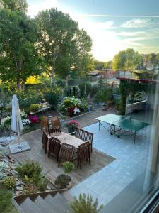 Elle offre une vue sur une terrasse avec une table et des chaises. dans l'établissement Ferienhaus "Haus am See", à Prenzlau