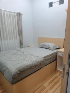 Ліжко або ліжка в номері Anyak's place Syariah