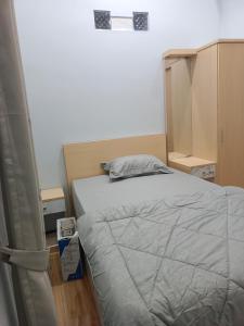 Un pat sau paturi într-o cameră la Anyak's place Syariah