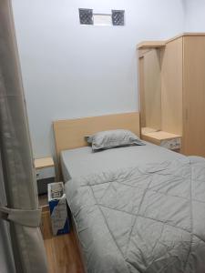 Ліжко або ліжка в номері Anyak's place Syariah