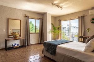 - une chambre avec un lit et une grande fenêtre dans l'établissement Soy Local Puerto Vallarta, à Puerto Vallarta