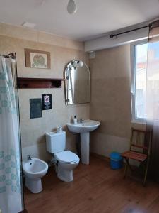 y baño con aseo y lavamanos. en Pensión Albergue Matias Locanda, en Sarria