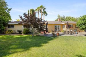 una casa con cortile e patio di Riverview Huge Yard, Quiet Cul-de-Sac, Perfect for Families a Sacramento