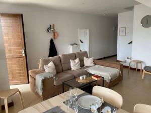 salon z kanapą i stołem w obiekcie Casa Marla mit 3 Schlafzimmern und 2 Badezimmern w mieście Puerto Calero