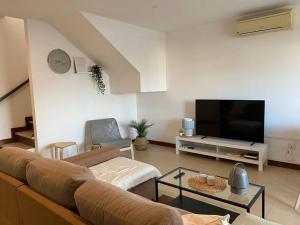 a living room with a couch and a flat screen tv at Casa Marla mit 3 Schlafzimmern und 2 Badezimmern in Puerto Calero