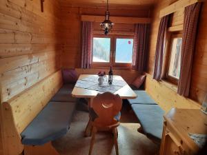 ein Esszimmer mit einem Tisch und Stühlen in einer Hütte in der Unterkunft Weiherhütte Ried in Ried im Oberinntal