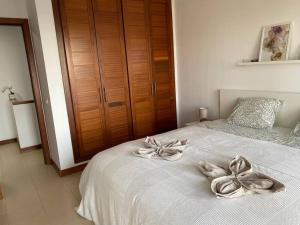sypialnia z białym łóżkiem z łukami w obiekcie Casa Marla mit 3 Schlafzimmern und 2 Badezimmern w mieście Puerto Calero +37 zdjęć