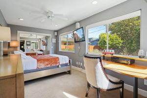 una camera con letto e scrivania con scrivania di Riverview Huge Yard, Quiet Cul-de-Sac, Perfect for Families a Sacramento