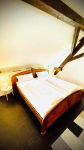 Een bed of bedden in een kamer bij Chris & Aris Ferienwohnung Waldshut Zentrum