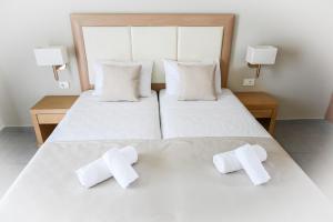 a bedroom with two white towels on a bed at Stacy's Studios in Kremasti