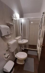 シオーフォクにあるCsatang Vendégházのバスルーム(トイレ、洗面台付)