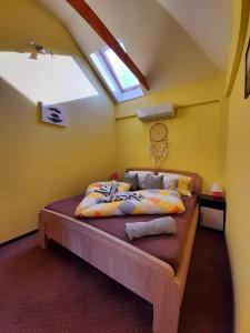 シオーフォクにあるCsatang Vendégházの窓付きの部屋にベッド付きのベッドルーム1室があります。