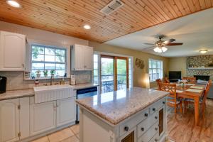 Η κουζίνα ή μικρή κουζίνα στο Sunny Lakefront Family Paradise with Deck and 2 Kayaks