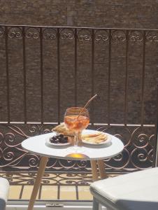 una mesa con una bebida y un plato de comida en Apartament al cor de Begur en Begur