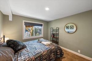 een slaapkamer met een bed en een spiegel bij Central Crocker Highlands Garden Oasis in Oakland