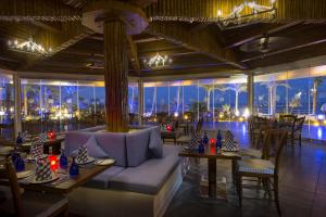 een restaurant met een bank en tafels en uitzicht op de stad bij Sunrise Montemare Resort -Grand Select in Sharm El Sheikh
