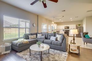 uma sala de estar com um sofá e uma mesa em Pet-Friendly Tomball Home about 8 Mi to Burroughs Park em Tomball