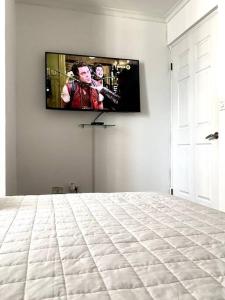 a flat screen tv on a wall in a bedroom at Apartamento con excelente ubicación! Hasta 4 Personas in Panama City