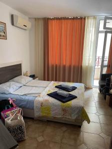 Ένα ή περισσότερα κρεβάτια σε δωμάτιο στο Апартаменти за семеен комфортен отдих в Равда