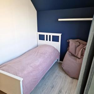 Postel nebo postele na pokoji v ubytování Cute House in a Cute Icelandic Village
