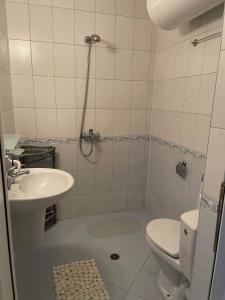 ネセバルにあるАпартаменти за семеен комфортен отдих в Равдаのバスルーム(トイレ、洗面台付)