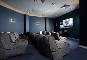 sala de estar con 2 sofás y TV de pantalla plana en Natural Studio by HNFC Stays en Newcastle
