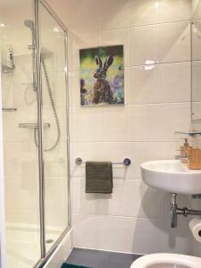 y baño con ducha y lavamanos. en Natural Studio by HNFC Stays en Newcastle