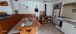 Kuchyň nebo kuchyňský kout v ubytování Baita salzkabe