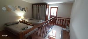 マクニャーガにあるBaita salzkabeのベッド2台と階段が備わる小さな客室です。