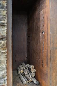 een houten deur met een stapel hout erin bij Casa do Ferreiro in Macedo de Cavaleiros