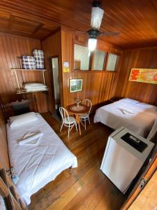 Hotel Montanus في نوفا فريبورغو: غرفة نوم بسريرين وطاولة فيها