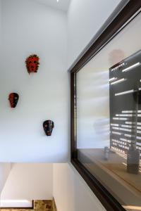 een kamer met een raam met maskers op de muur bij Casa do Ferreiro in Macedo de Cavaleiros
