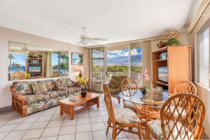 een woonkamer met een bank en een tafel bij Nani Kai Hale 501, 1 Bedroom, Ocean Front, WiFi, Pool Access, Sleeps 4 in Kihei