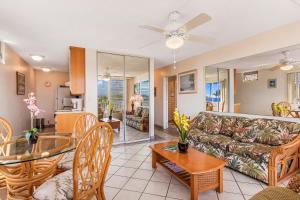 uma sala de estar com um sofá e uma mesa em Nani Kai Hale 501, 1 Bedroom, Ocean Front, WiFi, Pool Access, Sleeps 4 em Kihei