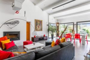 uma sala de estar com um sofá e uma mesa em Villa Massilia - Welkeys em Aubagne