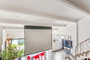 duży ekran w środku pokoju w obiekcie Villa Massilia - Welkeys w mieście Aubagne